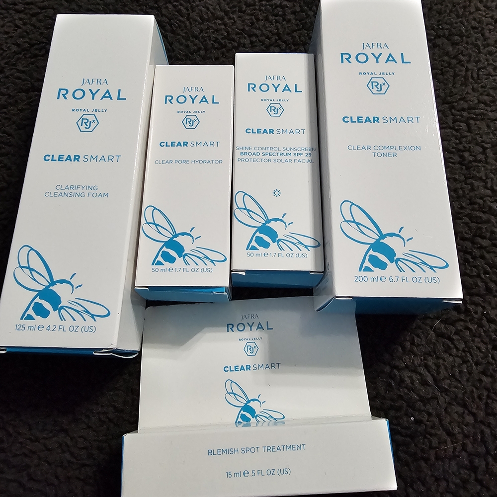JAFRA Royal Clear Smart Skincare Set - White and Blue